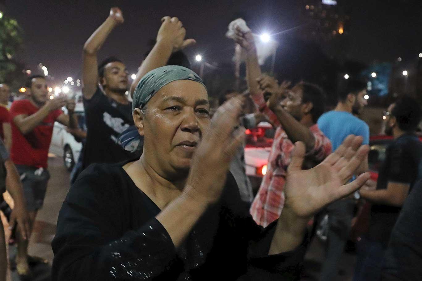 Darbeci Sisi'ye karşı halk meydanlara çıktı